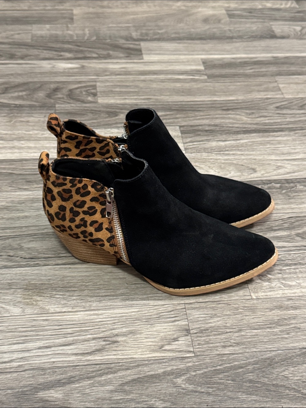 Very Volatile Los Angeles leather upper ankle bootie women’s sz 8